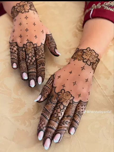 simple stylish jaal back hand mehndi design