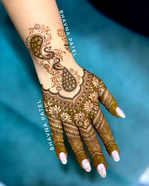 aesthetic stylish peacock back hand mehndi design