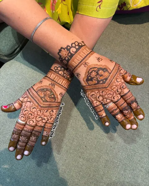 simple stylish back hand mehndi design