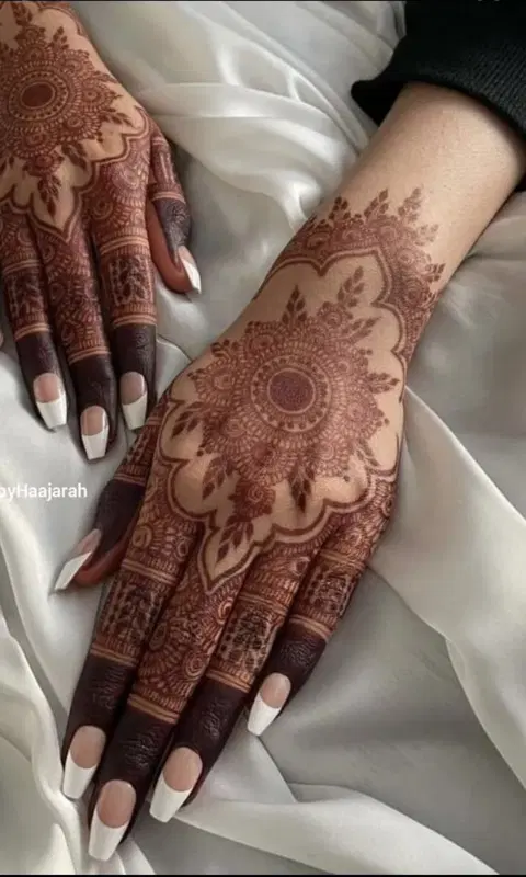 stylish circle back hand mehndi design