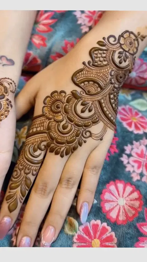 aesthetic arabic bel back hand mehndi design