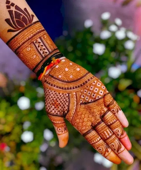 front hand mehndi design