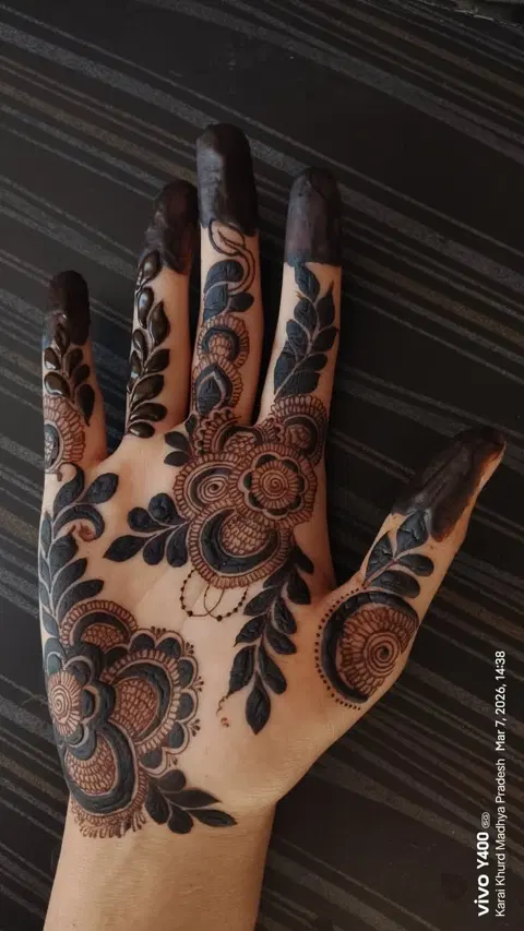 aesthetic arabic bel finger mehndi design