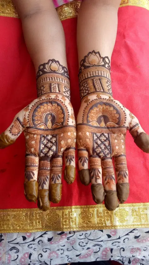 figure front hand mehndi design