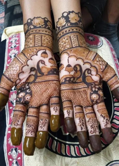 figure front hand mehndi design