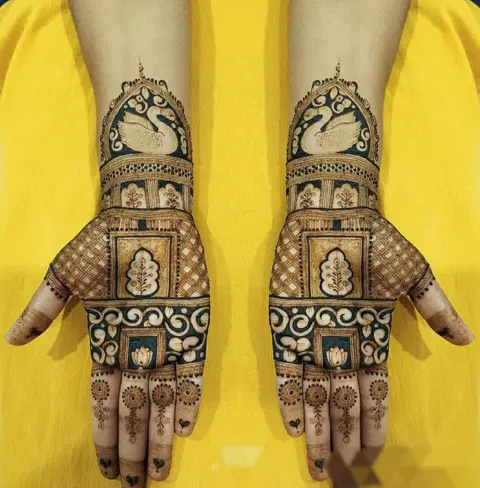 figure front hand mehndi design