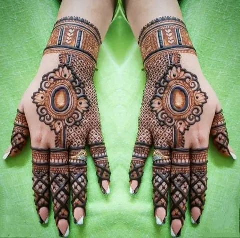 circle back hand mehndi design