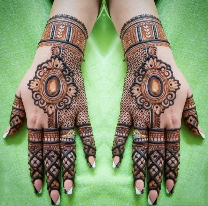 Back Hand Mehndi Design with Gol Tikki and Jaal (2)