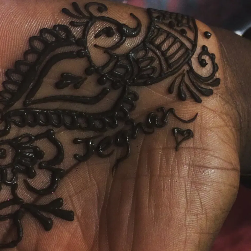Aesthetic Bridal Finger Mehndi Design with Hidden Name