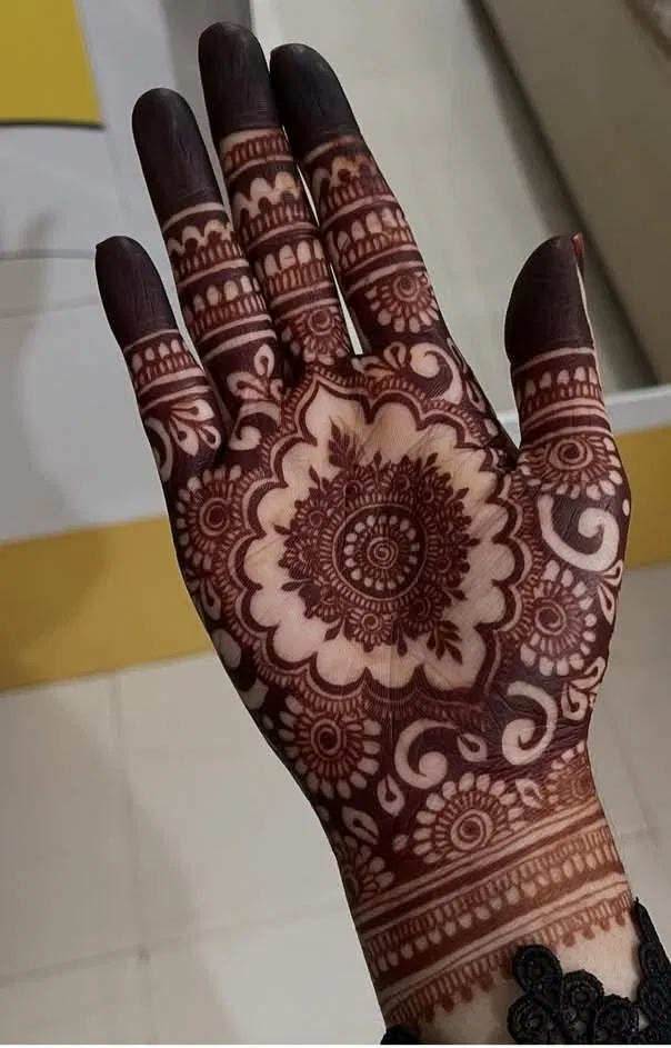 Aesthetic Arabic Back Hand Mehndi Design with Gol Tikki and Flowers for Diwali (2)