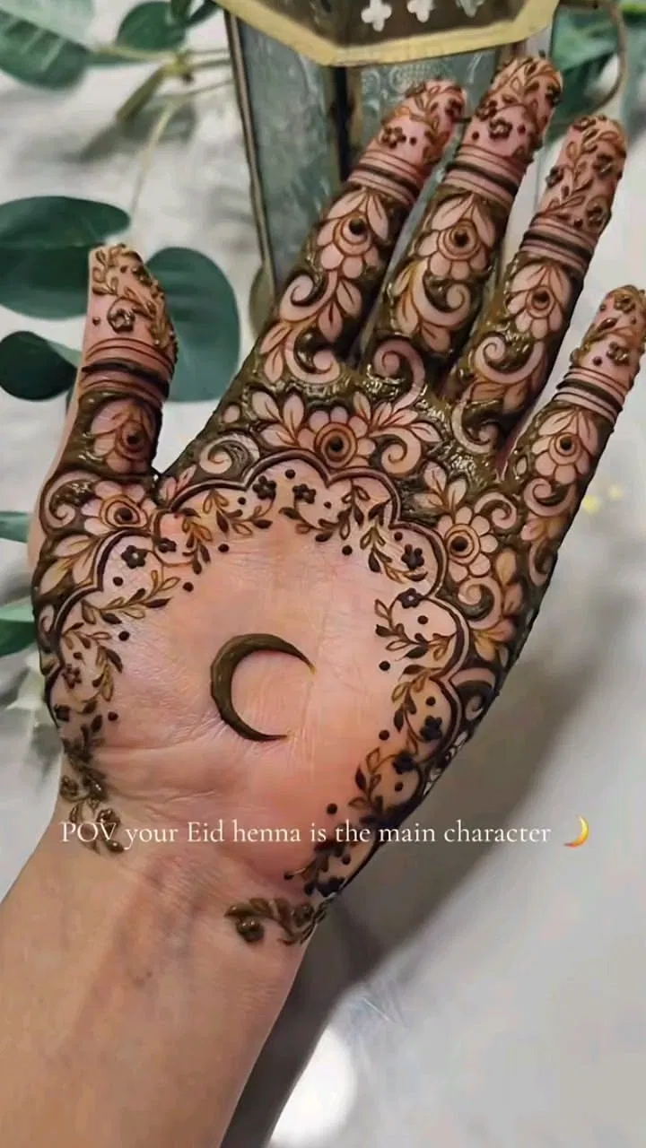 Aesthetic Simple Finger Mehndi Design with Moon for Eid