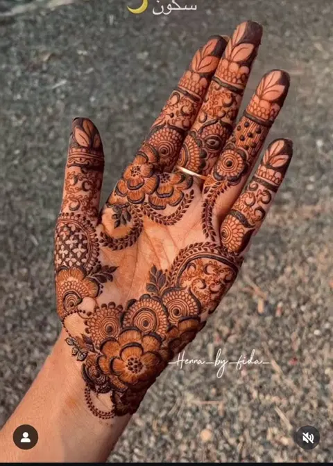 aesthetic arabic circle front hand mehndi design