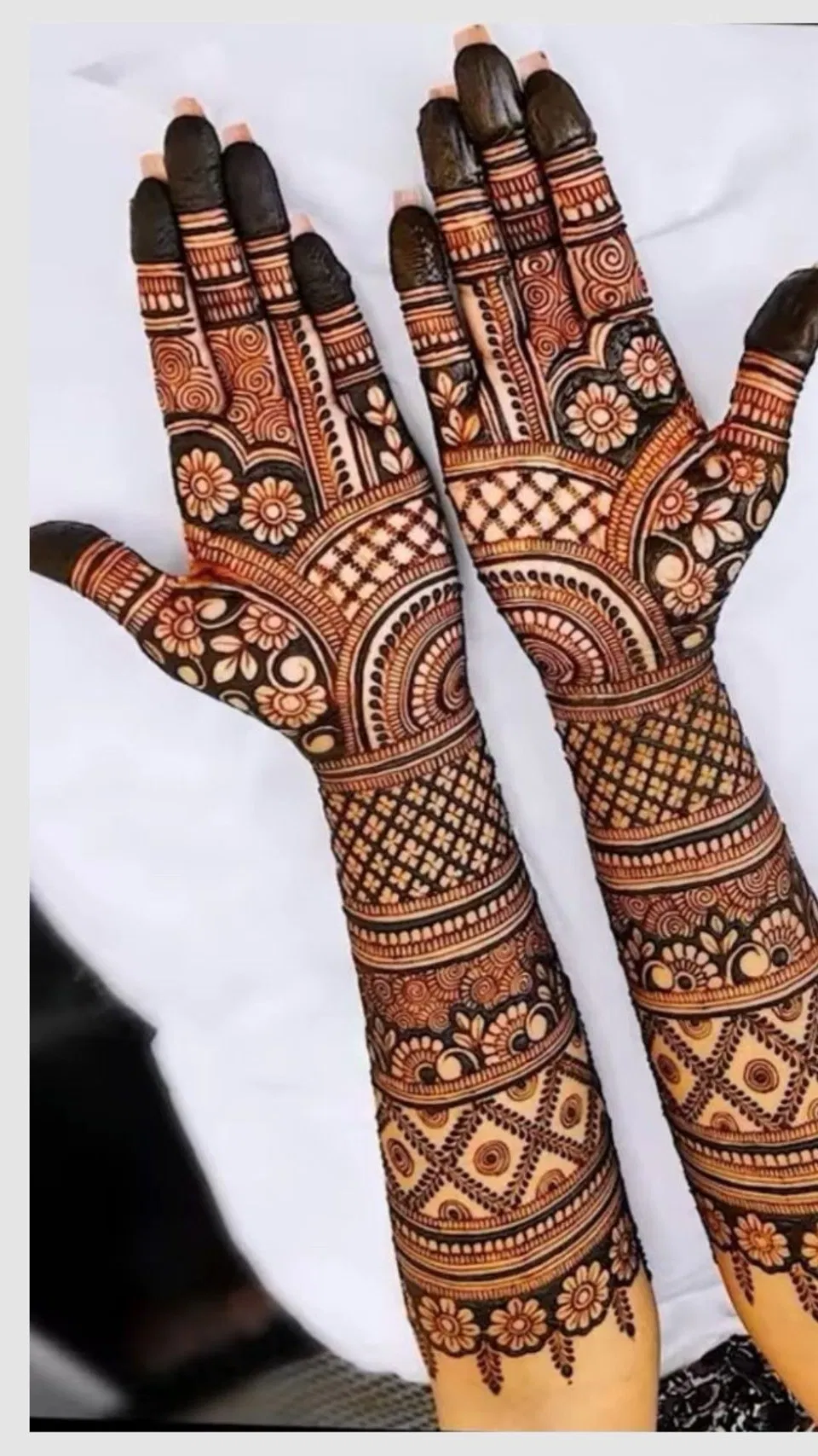 Bridal Indian Front Hand Mehndi Design with Figures for Karwa Chauth (2)