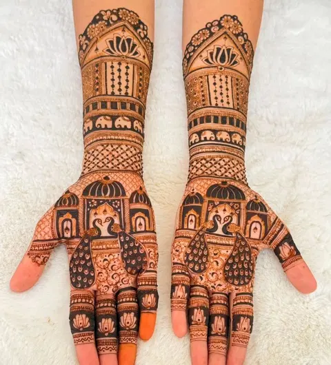 figure back hand mehndi design