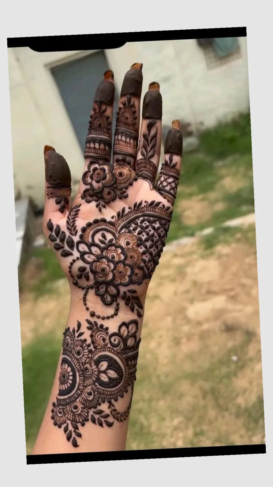 Aesthetic Arabic Front Hand Mehndi Design (26)