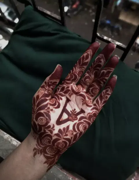 aesthetic arabic name finger mehndi design