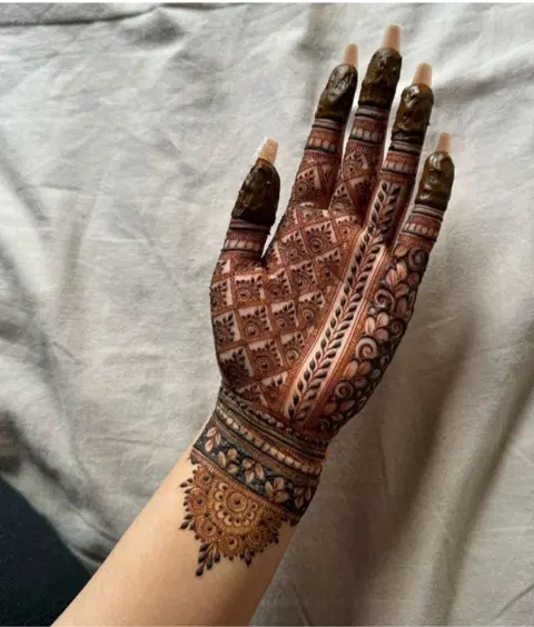 aesthetic arabic front hand mehndi design