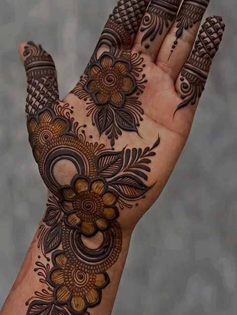 aesthetic arabic front hand mehndi design