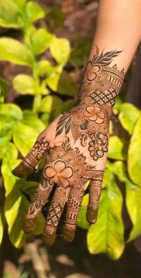 aesthetic royal circle front hand mehndi design