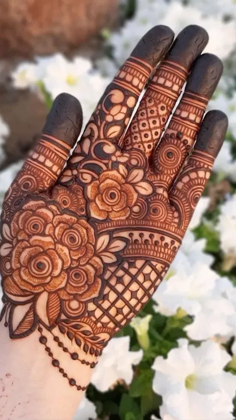 aesthetic arabic circle finger mehndi design