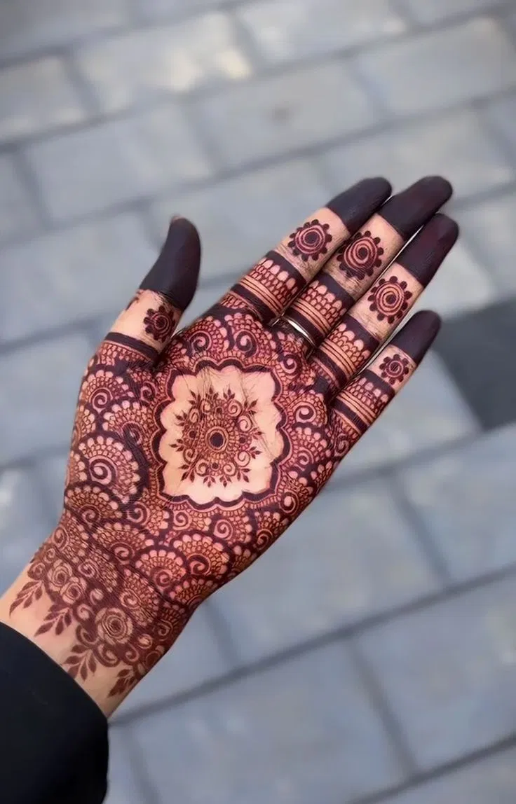 Aesthetic Bridal Finger Mehndi Design with Gol Tikki (3)