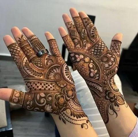 aesthetic bridal moon front hand mehndi design