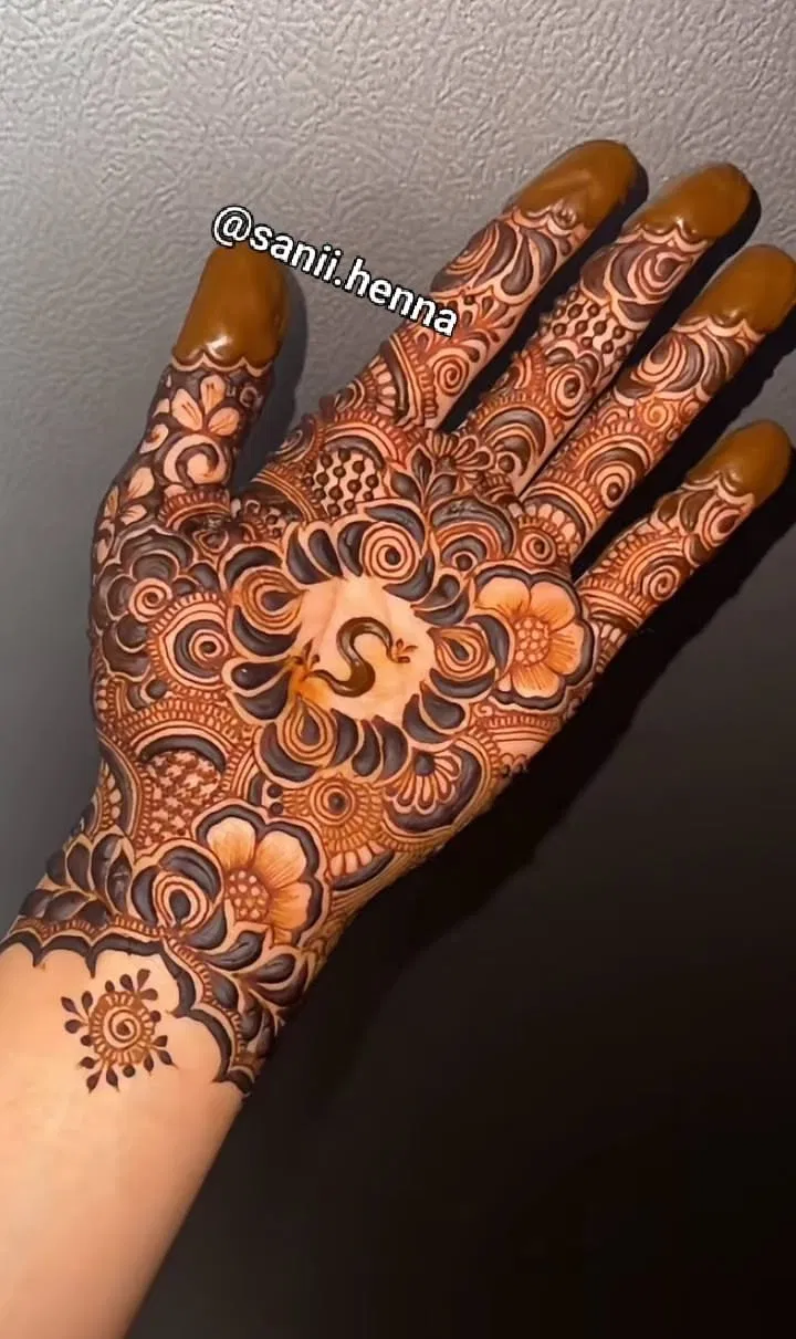 Aesthetic Arabic Front Hand Mehndi Design with Gol Tikki