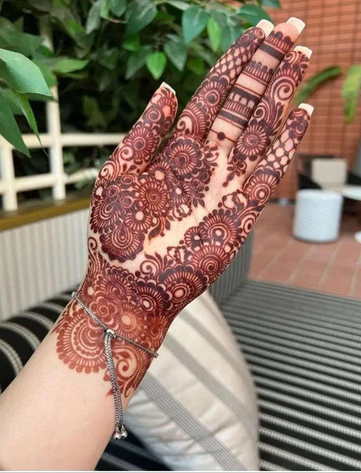 Aesthetic Royal Front Hand Mehndi Design with Gol Tikki for Eid