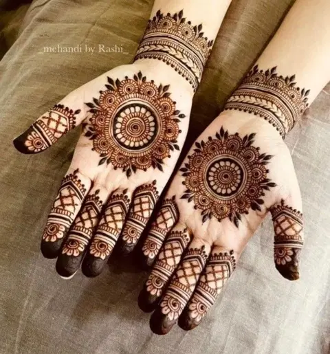 aesthetic arabic circle finger mehndi design