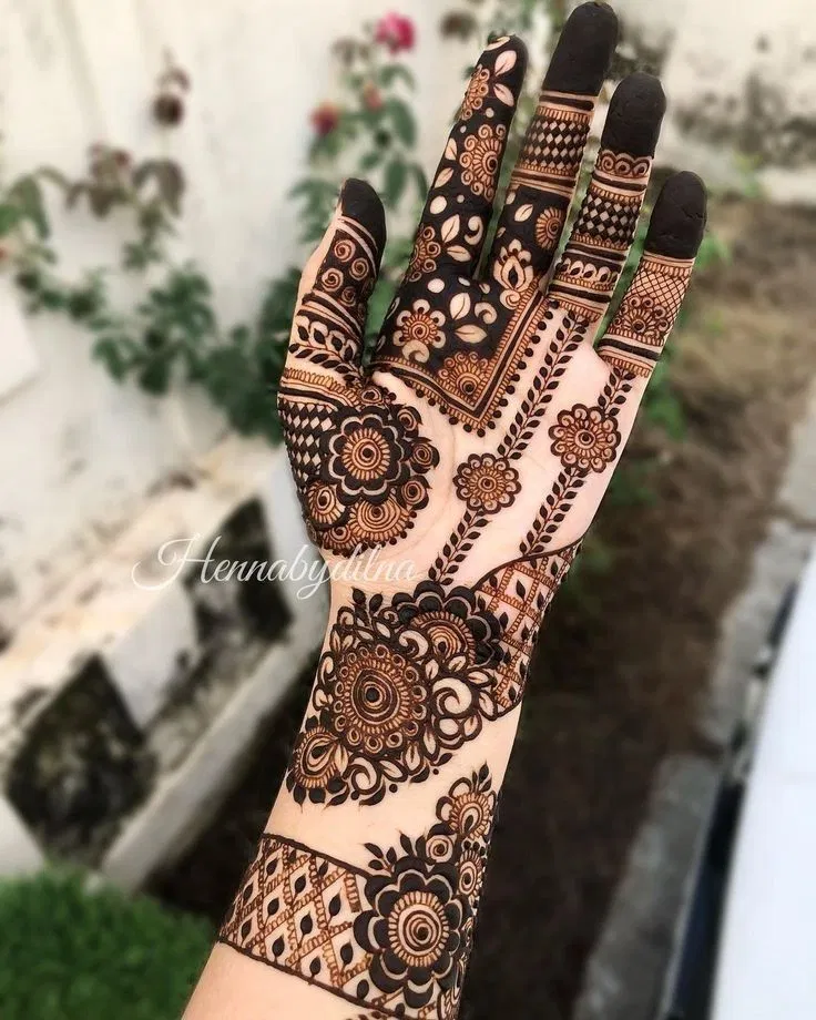 Aesthetic Arabic Front Hand Mehndi Design with Flowers and Moon (2)