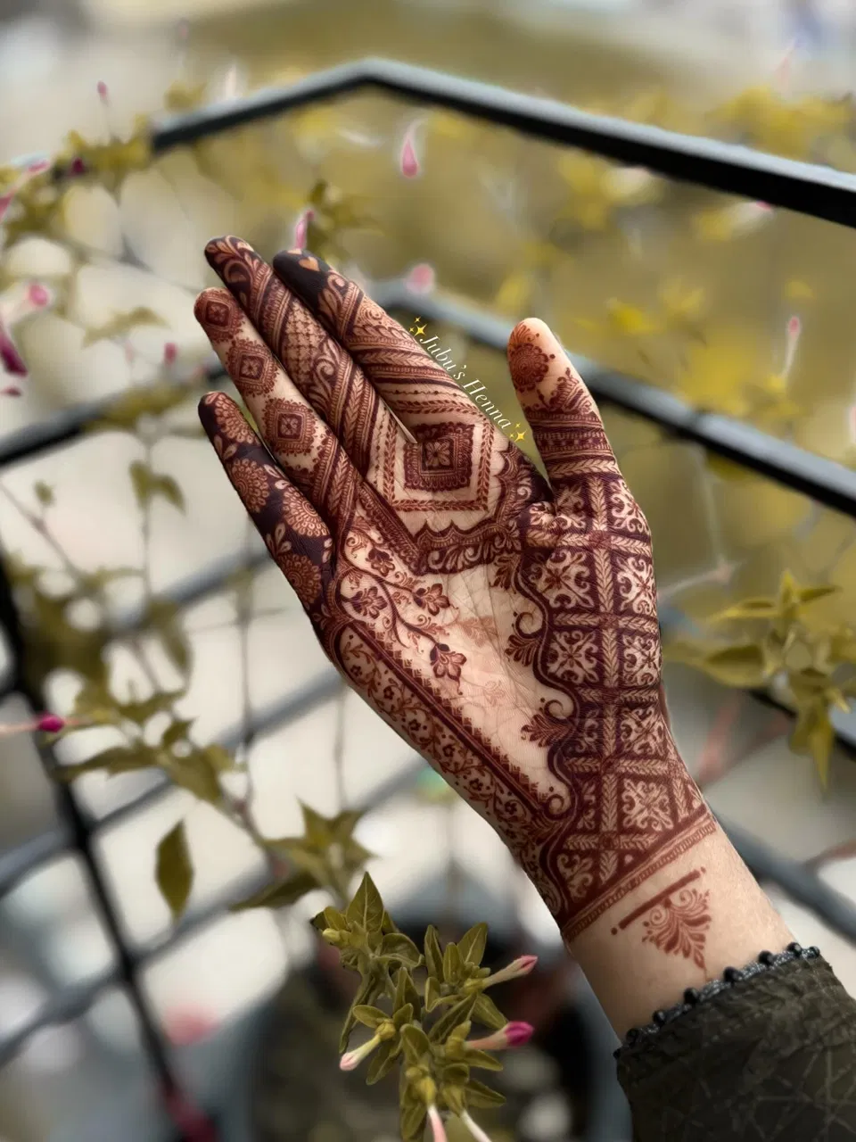 Aesthetic Bridal Foot Mehndi Design with Gol Tikki and Flowers