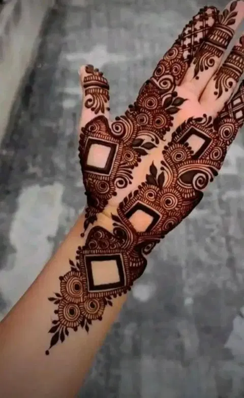 aesthetic arabic bel front hand mehndi design