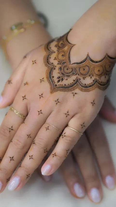 aesthetic simple back hand mehndi design