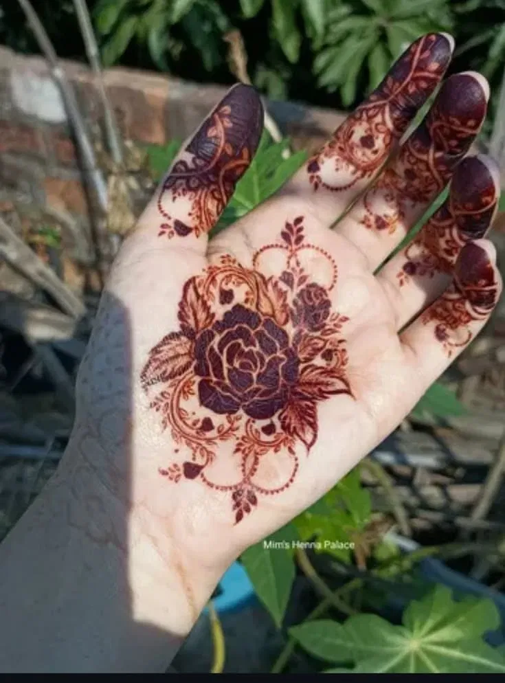 Aesthetic Arabic Finger Mehndi Design with Gol Tikki and Flowers for Engagement (16)