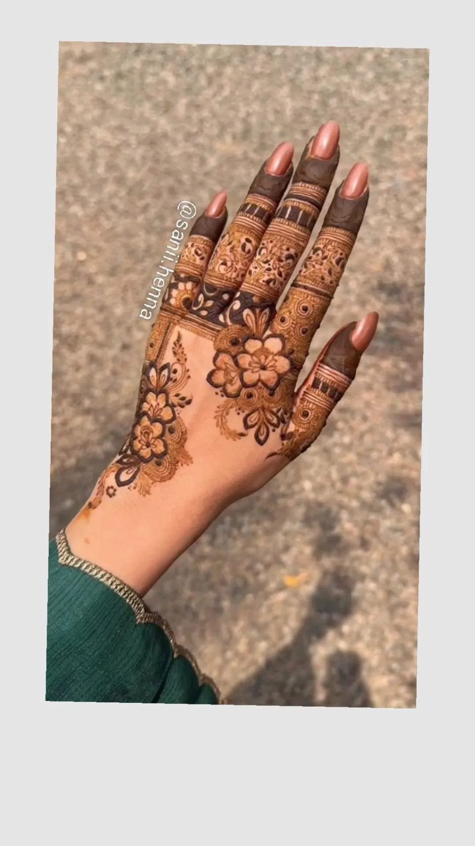 Aesthetic Arabic Back Hand Mehndi Design with Flowers for Eid (14)