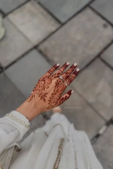 aesthetic arabic back hand mehndi design