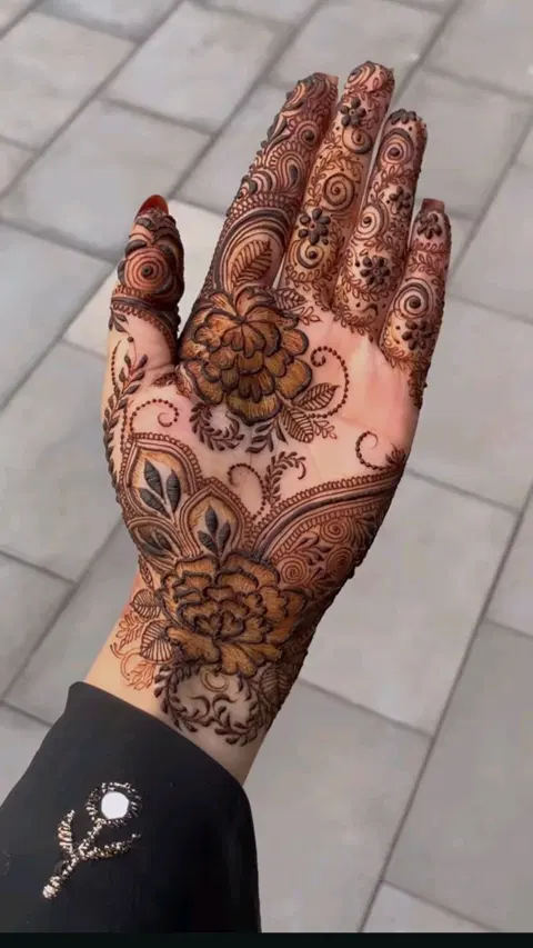 aesthetic arabic front hand mehndi design