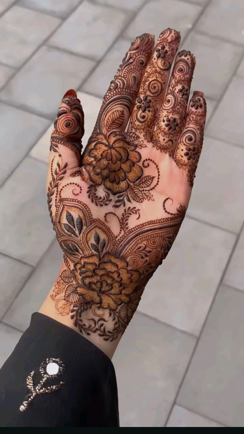 Aesthetic Arabic Front Hand Mehndi Design for Eid (4)