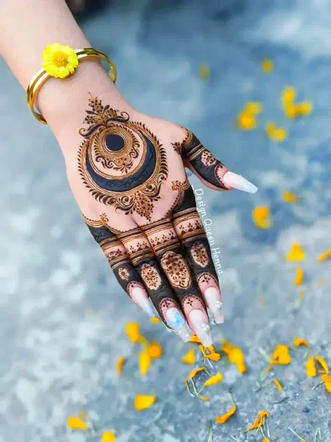aesthetic bridal circle finger mehndi design