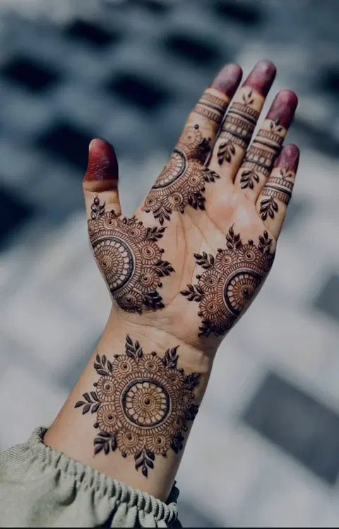 aesthetic bridal circle finger mehndi design