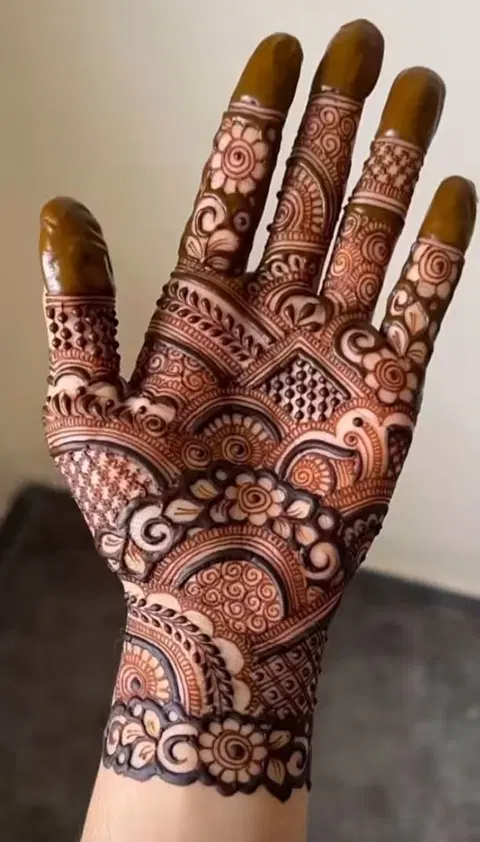 aesthetic arabic bel back hand mehndi design