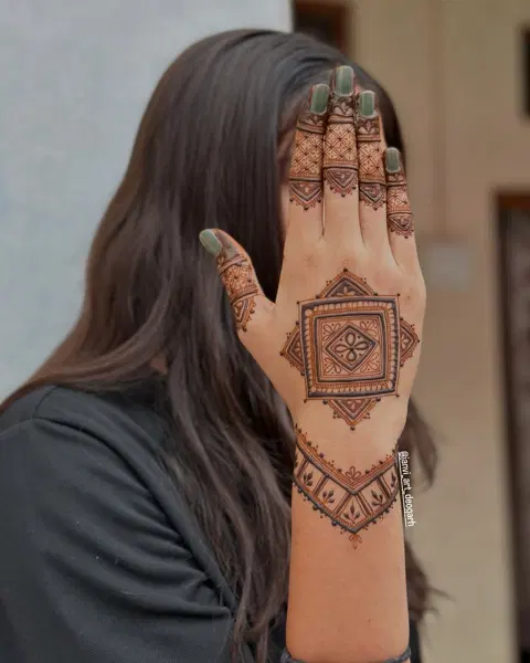 aesthetic bridal circle back hand mehndi design