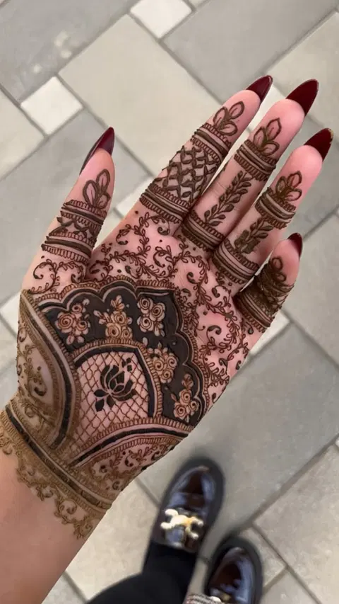 aesthetic royal finger mehndi design
