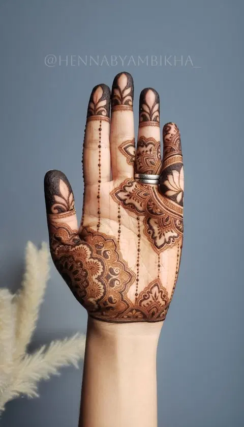 aesthetic stylish front hand mehndi design