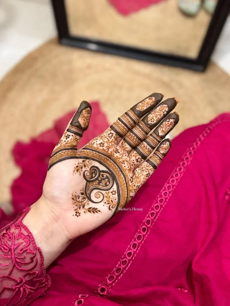 Aesthetic Minimal Front Hand Mehndi Design with Jaal