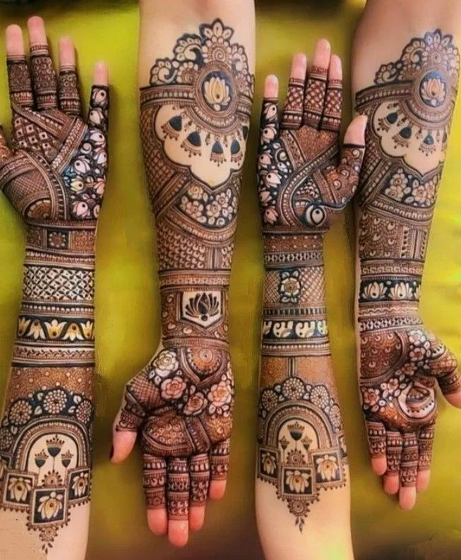 Bridal Stylish Front Hand Mehndi Design with Figures and Jaal (5)