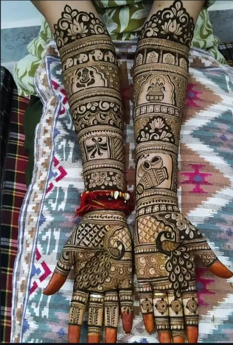 bridal stylish figure back hand mehndi design