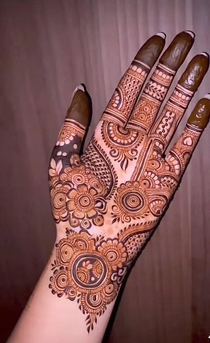 Arabic Stylish Front Hand Mehndi Design with Bel for Eid