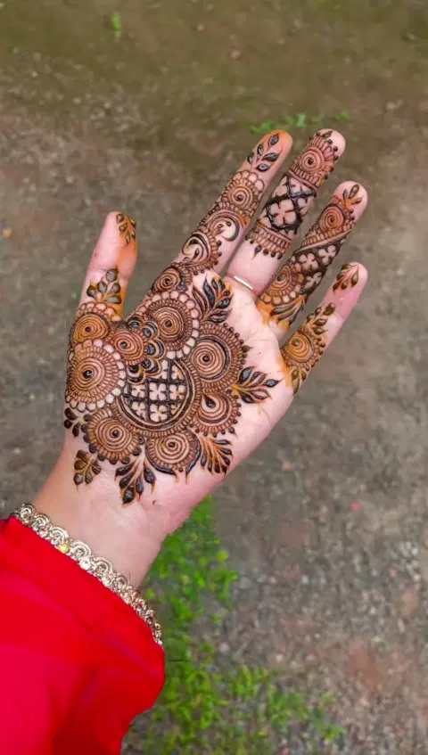 aesthetic arabic bel front hand mehndi design