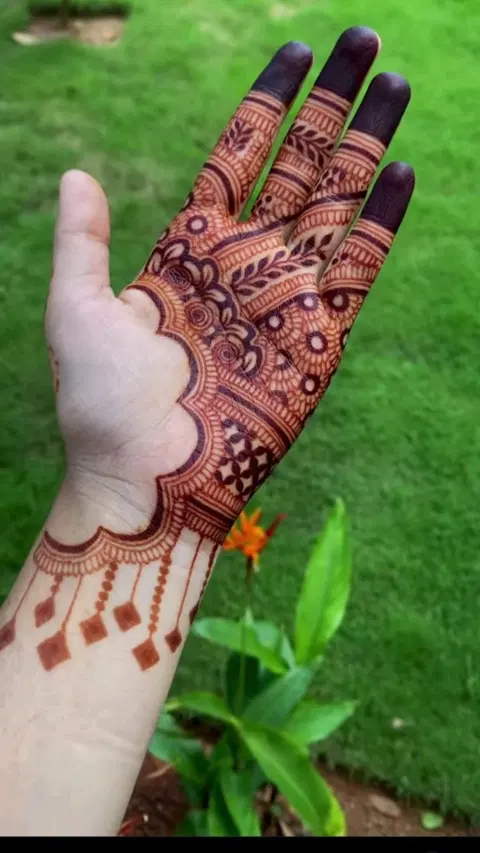 aesthetic simple flower front hand mehndi design